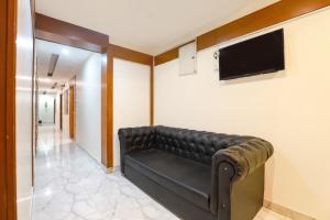 TV a/nebo společenská místnost v ubytování FabHotel Lloyds Inn