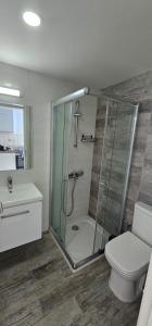 Un baño con ducha, inodoro y lavabo. en Muhteşem Deniz Manzaralı Stüdyo, en Iskele