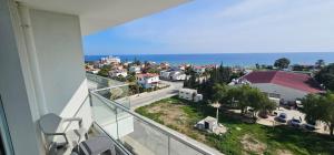 Un balcón con vista a una ciudad y al océano. en Muhteşem Deniz Manzaralı Stüdyo, en Iskele