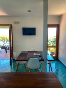 Televízia a/alebo spoločenská miestnosť v ubytovaní Villa Casale Ravello Residence