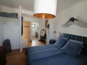 Postel nebo postele na pokoji v ubytování Chez Hortense 56