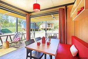 Χώρος καθιστικού στο Chalet 3 étoiles - Piscine - eeigai