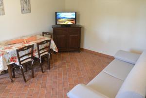 a dining room with a table and a tv at Agriturismo Dei Setteventi in Santa Luce
