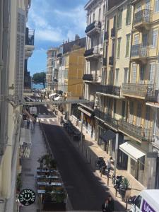 una calle vacía en una ciudad con edificios en Centre Carré d'or 3 chambres, en Cannes