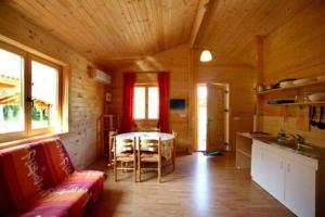una habitación con sofá y mesa en una cabaña en Chalet - Piscine - ef0aae, en Porto Vecchio