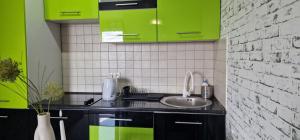 Kuchyňa alebo kuchynka v ubytovaní Śpij-tu Twój dom wypoczynkowy na szlaku wielkich jezior
