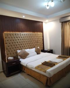 a bedroom with a large bed with a large headboard at فندق زهرة جدة in Jeddah