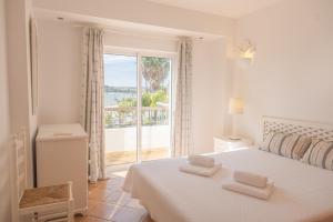 En eller flere senge i et værelse på Riverside Alvor Ria + 32 billeder