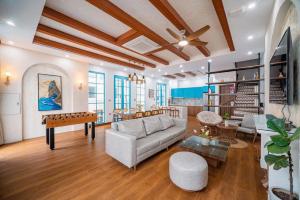 un salon avec un canapé et une table dans l'établissement OCEAN VILLA - Sun Grand Feria Hạ Long, à Hạ Long