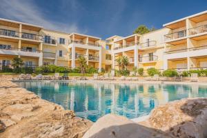 Swimmingpoolen hos eller tæt på Riverside Alvor Ria