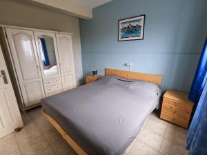 a small bedroom with a bed and a window at Kasa Amizade in Prainha