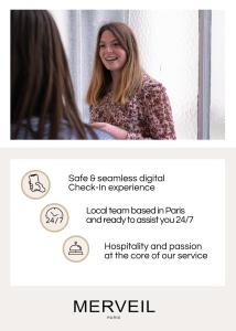 een vrouw glimlacht terwijl ze in de spiegel kijkt bij Merveil - Family Suite - Opera - Caumartin II in Parijs