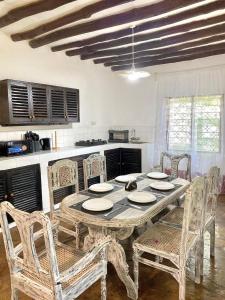 ein Esszimmer mit Tisch und Stühlen in einer Küche in der Unterkunft Villa Tata Diani in Diani Beach
