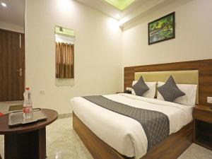 Postel nebo postele na pokoji v ubytování Hotel De Clark - Free Airport Drop for Minimum 05 Nights Stay - 5 mins from IGI & Domestic Airport Delhi