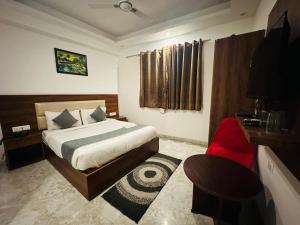 Postel nebo postele na pokoji v ubytování Hotel De Clark - Free Airport Drop for Minimum 05 Nights Stay - 5 mins from IGI & Domestic Airport Delhi