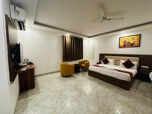 Postel nebo postele na pokoji v ubytování Hotel De Clark - Free Airport Drop for Minimum 05 Nights Stay - 5 mins from IGI & Domestic Airport Delhi