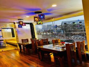 Restaurace v ubytování Hotel De Clark - Free Airport Drop for Minimum 05 Nights Stay - 5 mins from IGI & Domestic Airport Delhi