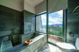 un bagno con doccia, WC e finestra di 礁溪輕旅 a Jiaoxi
