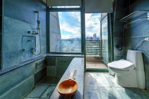 un bagno con wc e doccia con finestra di 礁溪輕旅 a Jiaoxi