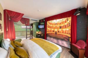 Postel nebo postele na pokoji v ubytování Theater Hotel + 37 fotografií