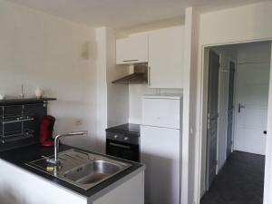 Una cocina con fregadero y refrigerador blanco. en T2 log entier Porticcio 35m piscine-mer-resto 400m, en Grosseto-Prugna