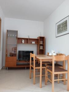 Una televisión o centro de entretenimiento en Apartmani Peace