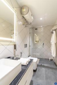 une salle de bain avec douche, lavabo et toilettes dans l'établissement Terra Bliss Lake Bhimtal Resort And Spa, à Bhimtal