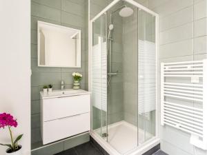 een badkamer met een douche en een wastafel bij Merveil - Family Suite - Opera - Caumartin II in Parijs +26 foto's