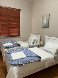 zwei Betten mit Handtüchern in einem Schlafzimmer in der Unterkunft Dottie's charming cottage two bedroom apartment and workspace in Paarl + 30 Fotos