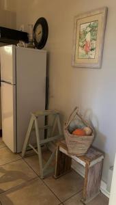 eine Küche mit einem Obstkorb neben einem Kühlschrank in der Unterkunft Dottie's charming cottage two bedroom apartment and workspace in Paarl