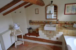 un bagno con lavandino e specchio di Cuq en Terrasses a Cuq-Toulza Altre 33 foto