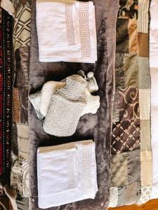 ein Stapel Handtücher und Handtücher auf einem Tisch in der Unterkunft Dottie's charming cottage two bedroom apartment and workspace in Paarl