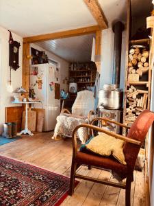 cocina con fogones y silla en una habitación en Zimmer in rustikalem alten Haus, en Tiefenpölz