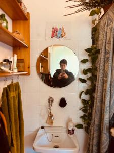 un hombre tomando una foto de sí mismo en un espejo del baño en Zimmer in rustikalem alten Haus, en Tiefenpölz 7 fotos más