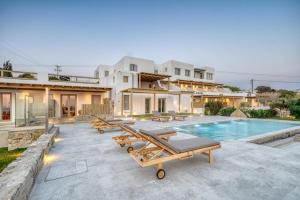 Bazén v ubytování Athera Suites Mykonos nebo v jeho okolí