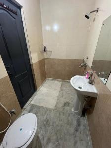 Un baño de The Estuary Tapovan 2 BHK Apt 32 fotos más