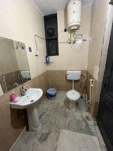 Un baño de The Estuary Tapovan 2 BHK Apt