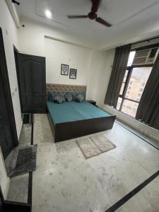 Una cama o camas en una habitación de The Estuary Tapovan 2 BHK Apt