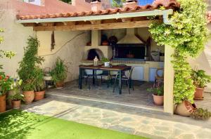 Patio alebo iná vonkajšia časť ubytovania Villa Seaview - Sunny home
