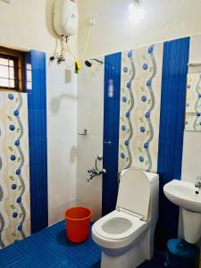 ein Badezimmer mit Toilette und Waschbecken in der Unterkunft 3BHK Spacious Villa near Rajagiri Hospital in Ernakulam