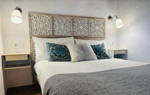 una camera da letto con un grande letto con due lampade sopra di Mardelava a Tinajo