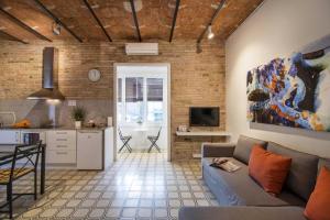 TV a/nebo společenská místnost v ubytování Happy People Gaudi Sant Pau Apartments