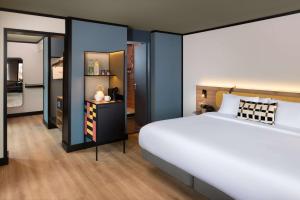 Avani Museum Quarter Amsterdam Hotel - previously NH Amsterdam Museum Quarter客房内的一张或多张床位