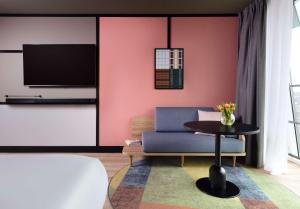 Avani Museum Quarter Amsterdam Hotel - previously NH Amsterdam Museum Quarter的电视和/或娱乐中心