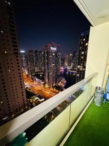 SabkhahEmirat Premium DxB的阳台享有夜间城市美景。