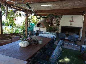 sala de estar con mesa de madera y chimenea en Ville la'Rina, en Ciudad del Cabo