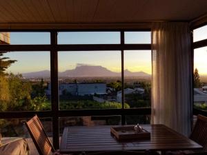 Habitación con ventana grande con vistas a las montañas. en Ville la'Rina, en Ciudad del Cabo