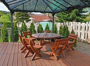 a wooden table and chairs on a wooden deck at Ferienwohnung Karnitz im Herzen von Rügen in Karnitz
