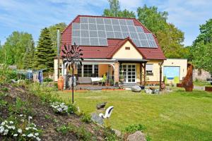 a house with solar panels on the roof at Ferienwohnung Karnitz im Herzen von Rügen in Karnitz
