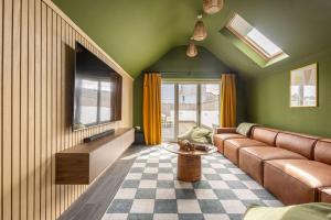 un salon avec un canapé et une table dans l'établissement 3 Beach Terrace, à Rhosneigr